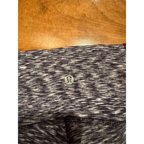 Woman’s Lululemon workout pants size 6 - Picture 2 of 4